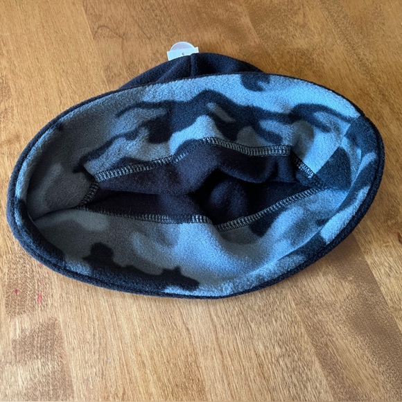Old Navy Fleece Hat. Black with camouflage inner band. NWT excellent condition - Picture 4 of 7